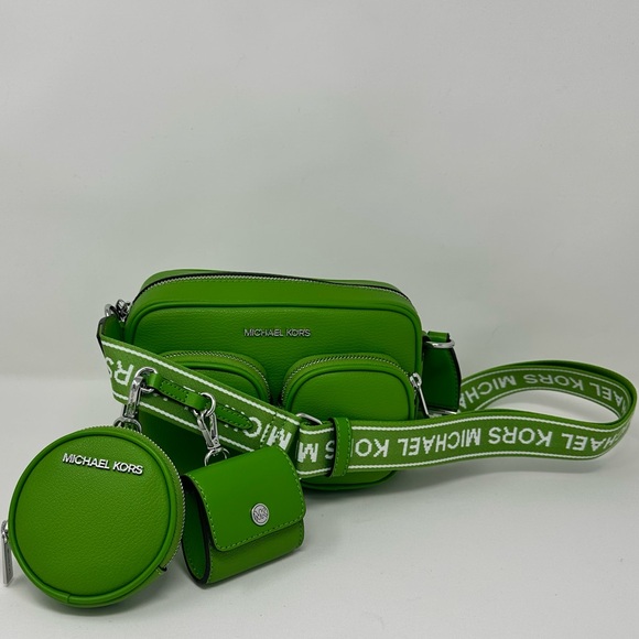 Michael Kors Handbags - NWT Michael Kors Jet Set Medium Crossbody Bag with Case for Apple Airpods Pro®